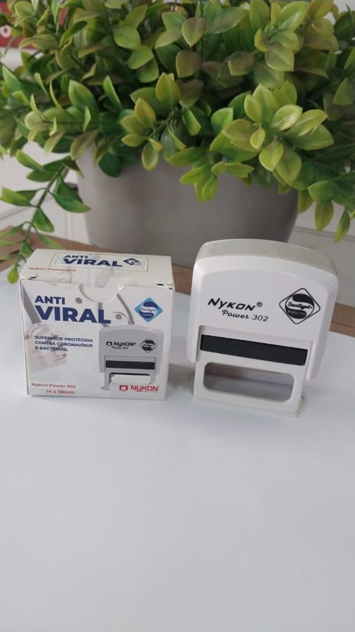 Carimbo Nykon Power 302 branco antiviral ao lado da embalagem